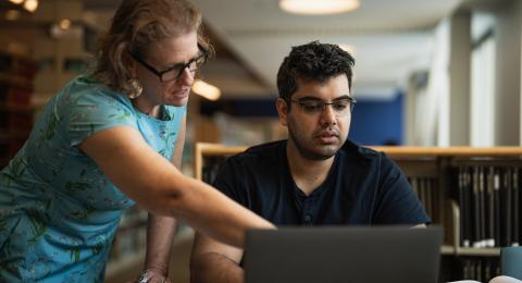 Librarian helping student in Kingsbury Library