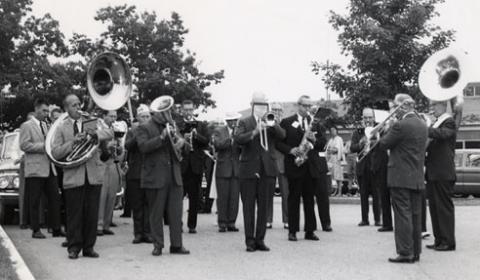 Alumni band warms up before the reunion parade