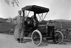 Dean Taylor posing with his car 1907
