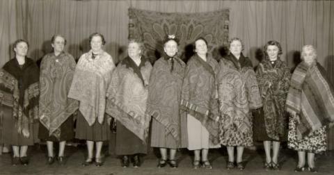 Durham Woman's Club modeling Daisy's Paisleys, 1935