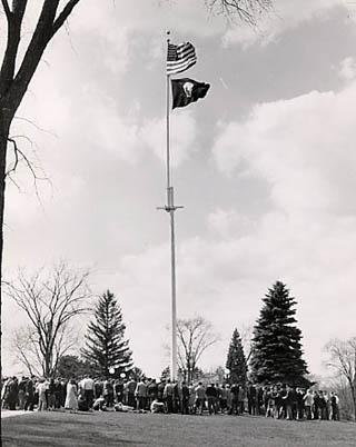 crowd around UNH flagpole